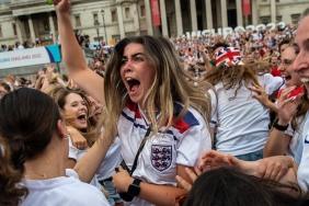 ingiltere-kadin-futbol-takiminin-buyuk-bir-kupa-kazaninin-ardindan-gurur-duyuyor-dFHGeluD.jpg