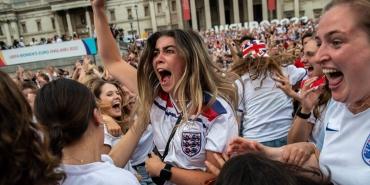 ingiltere-kadin-futbol-takiminin-buyuk-bir-kupa-kazaninin-ardindan-gurur-duyuyor-dFHGeluD.jpg
