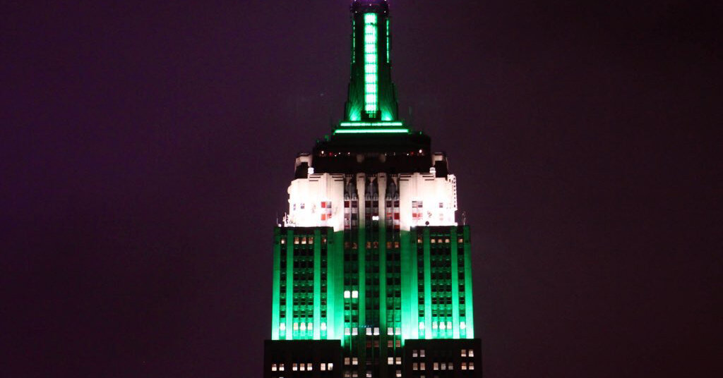 empire-state-binasi-eagles-green-ile-aydinlandi-devlerin-hayranlari-heyecanlanmadi-JpYeDATG.jpg