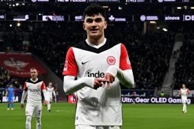 can-uzunun-gol-attigi-macta-frankfurt-3-golle-galip-ddrMZVk6.jpg