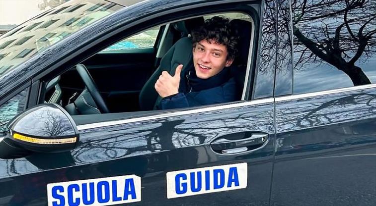 hamiltonun-veliahti-ehliyetini-yeni-aldi-p6ssndXU.jpg
