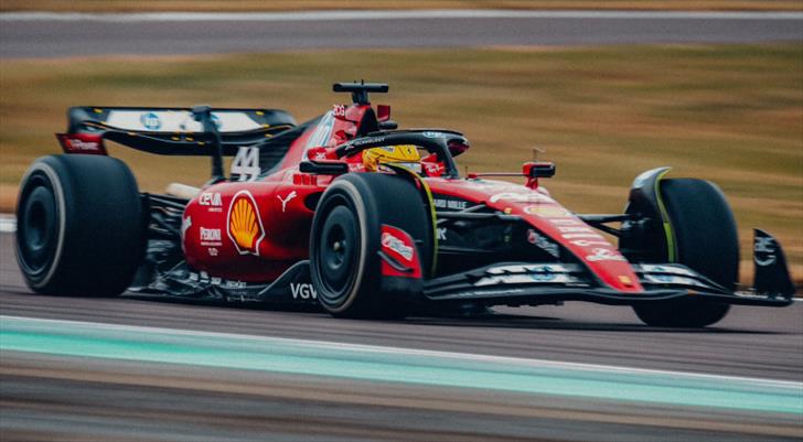 lewis-hamilton-ferrari-ile-birinci-arac-testi-icin-piste-cikti-zXAMQB61.jpg
